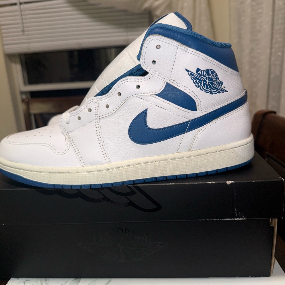 Nike Air Jordan men’s 1 Mid SE White and Blue sneakers size 11.5 new